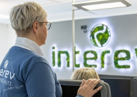 Erfolgsstory von interev – Corporate Fashion mit Farbe und Herz!