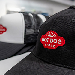 Schwarze Cap mit Bestickung